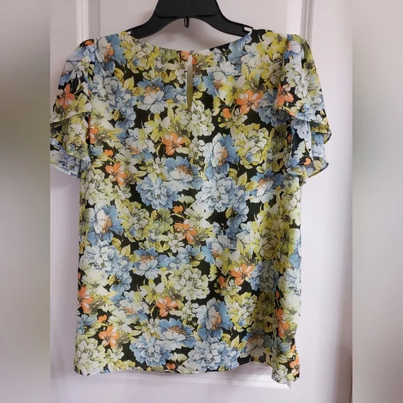 NWT Vince Camuto Blooming Floral Flutter Sleeve Blouse with Ruffled Details - Picture 9 of 14